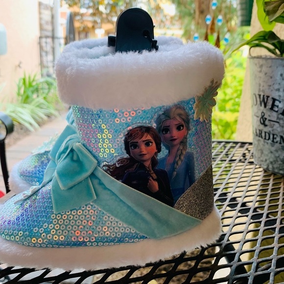 Adorable Super Warm Disney’s  Frozen Girls Booty Slippers. Never worn. - Picture 2 of 4